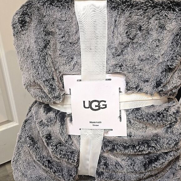 UGG Mammoth Reversible Throw Blanker- Black - Picture 4 of 6